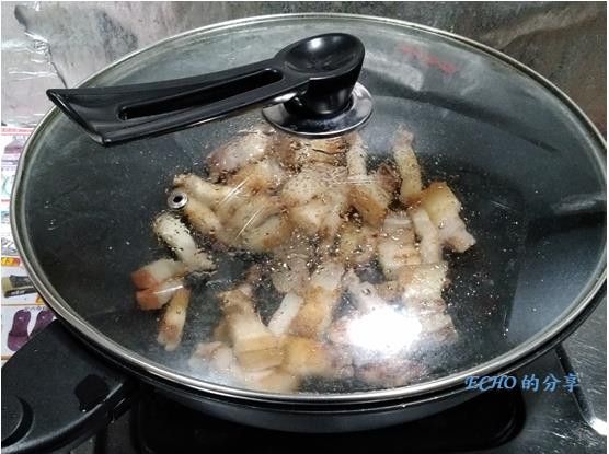 可蓋上鍋蓋，避免油濺出同時減少油煙飄出。