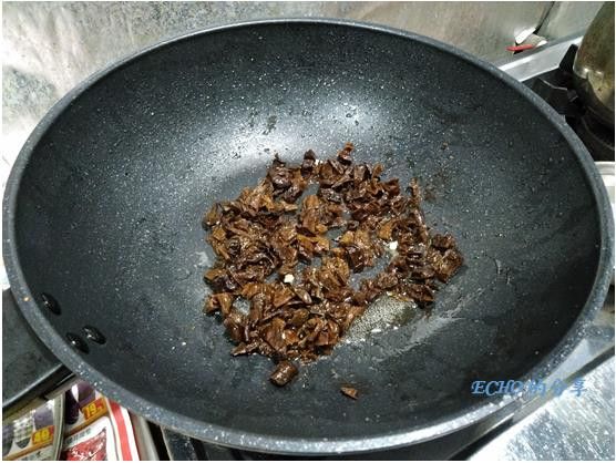將處理好的肉盛出，留些許的油炒梅干菜和蒜頭。