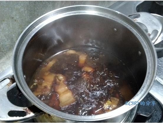 開大火煮開，大火滾5分鐘，轉小火煮約30〜45分鐘後，用筷子戳肉能穿透即可，喔！對了！！還要看梅干菜是否軟了嗎?！