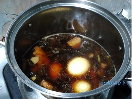 後來牛媽覺得只有梅干菜和肉有點空虛，所以又加入蛋一起滷，味道還不錯!!