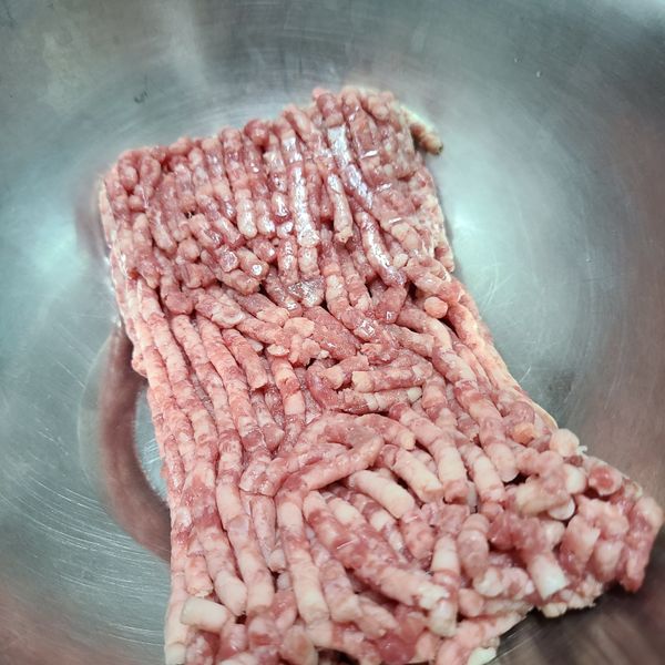 雞蛋打散 將一半蛋液倒入絞肉中
加入鹽及胡椒後用手攪拌拍打至出筋性