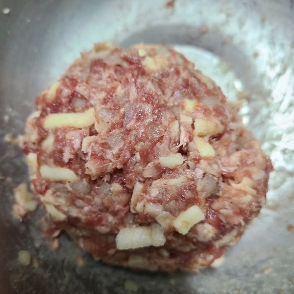 加入洋蔥，起司絲以及少量麵包粉攪拌均勻備用