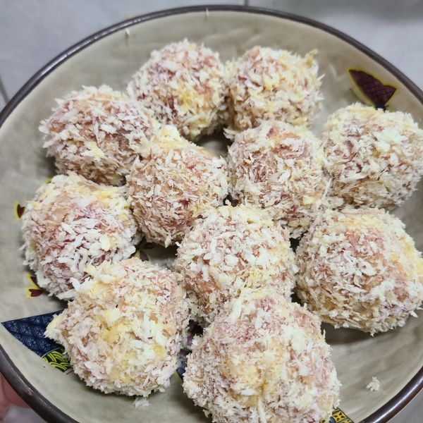 將肉餡搓揉成小球狀，裹上蛋液後沾上麵包粉整齊置於容器中（如果沒有可用的容器可以直接放在氣炸鍋烤網上），溫度180度設定12分鐘烹調