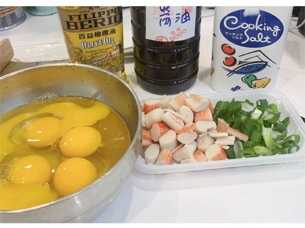 將蔥切成蔥花，蟹肉棒切小塊，將雞蛋打入碗中
