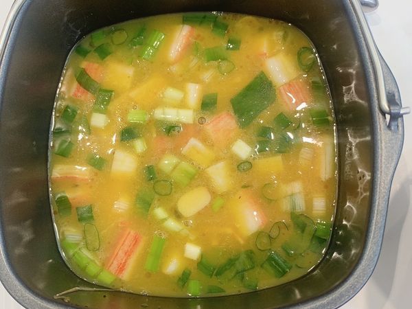 加入鹽、醬油、蔥花，攪拌均勻，鋪上蟹肉塊