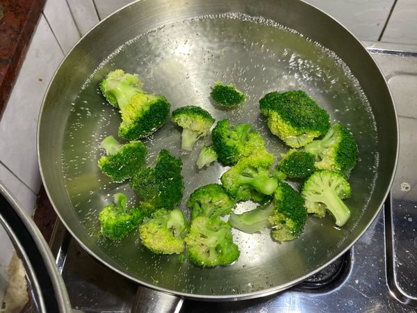 備料：
雞腿肉切適合入口的大小
蔥切大段、蒜頭且小塊、薑切片
煮滾水川燙花椰菜，水內要加入鹽巴