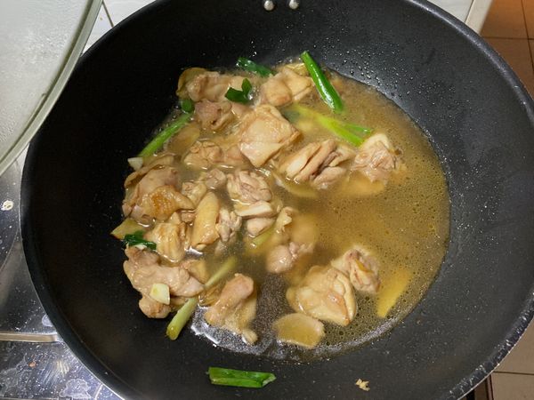 -油
-爆香薑片，讓薑片變金黃。
-下雞腿肉，拌炒至金黃。
-加入蒜頭、蔥段、辣椒、米酒去腥、醬油、糖少許、炒香。
-加入水，蓋過上鍋蓋稍微燜煮2分鐘。
-開鍋蓋開繼續炒讓雞肉收汁。
-加入麻油、花椰菜拌炒，花椰菜柔軟。
-起鍋