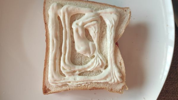 將土司送進烤箱烘巧8分鐘，達到表皮脆口會更美味。