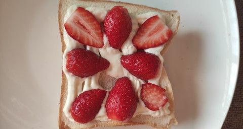 將草莓洗淨切成薄片排列，您可以使用米字型排列。