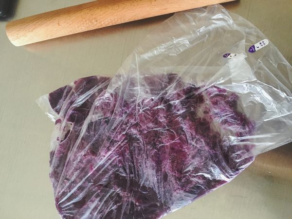 紫薯蒸熟，放入保鮮袋中用擀麵杖碾壓成泥狀。