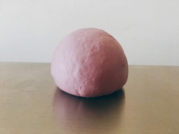 取66g和其他麵團材料一起，後油法揉至表面光滑，麵筋擴展。（紫薯泥含水量不同，請預留一些水份酌情添加。）