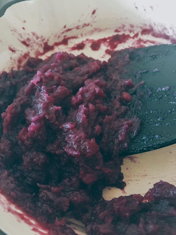 取200g的紫薯泥和蜂蜜、牛奶拌勻成餡料。