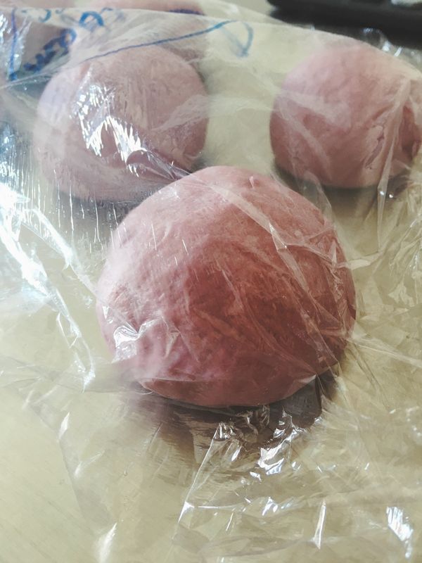 一發至2倍大，至手指蘸粉戳洞，不回縮不塌陷。等分6份，滾圓排氣後鬆弛15分鐘。