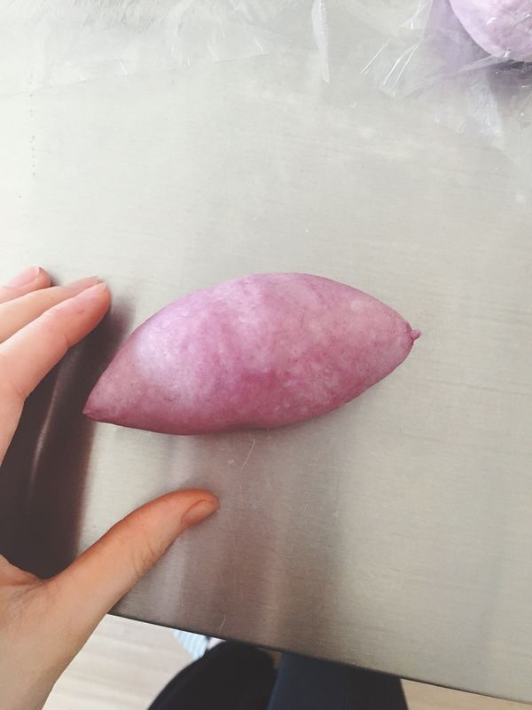 手掌滾搓整理成心目中的紫薯形狀。