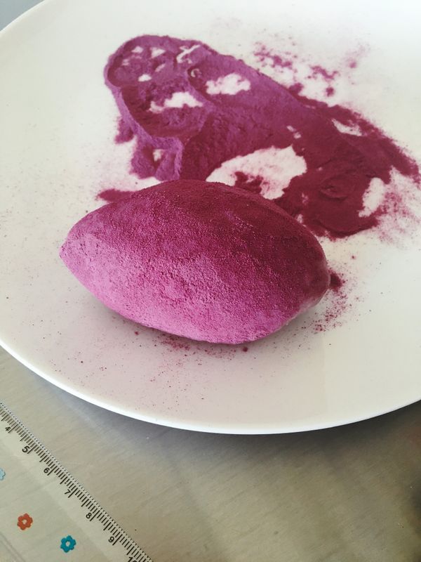 準備紫薯粉，將整型好的紫薯麵包放入紫薯粉中滾一圈。（如果麵團太幹沾不上就噴一些水）