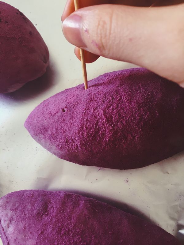 放入烤盤中，用牙籤或尖筷子頭或者燒烤簽等紮上小孔。