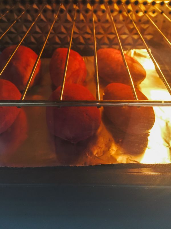 160℃ 30分鐘，中途及時蓋錫紙（烘烤時可以事先在烤盤上方放一個烤架，便於放置錫紙。）