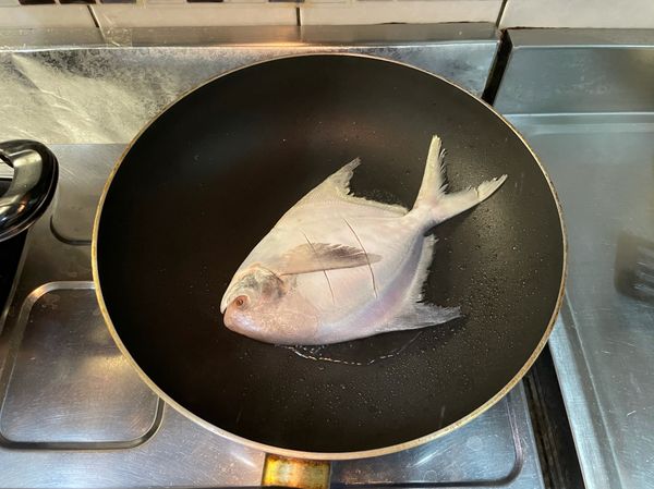 油熱放入擦乾的白鯧，大火30秒後轉中小火