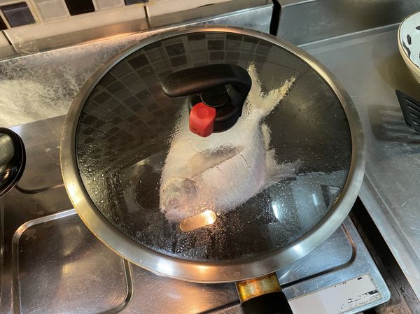 蓋上鍋蓋煎個5分鐘左右，請視魚身厚度及大小調整