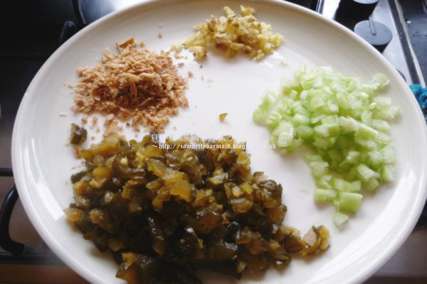 食材的準備大致上就像照片中的樣子，花瓜罐頭部份要把“花瓜“和“湯汁“分開，花瓜剁碎，湯汁拿去和豬絞肉拌勻。