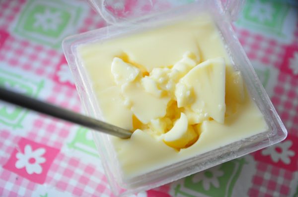 另外將桂冠芙蓉豆腐打開後，以筷子輕輕攪碎豆腐