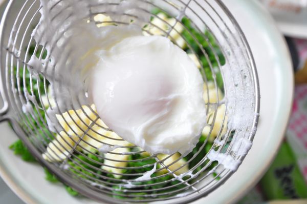 再將水煮蛋(放涼)放置最上層..