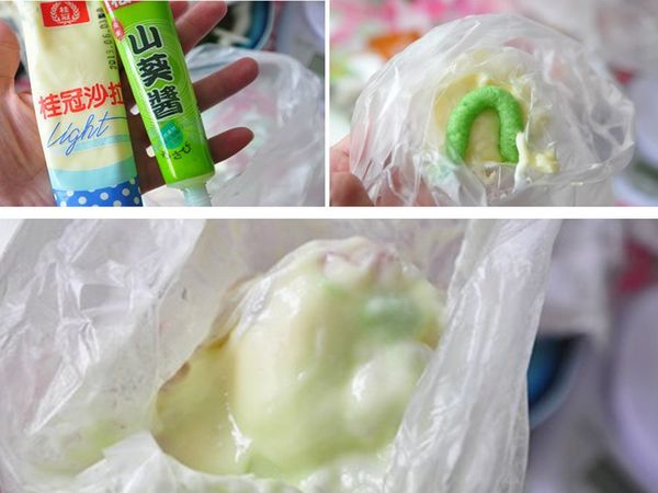 接著準備桂冠沙拉與芥茉醬，分別擠出適當的份量與塑膠袋內，在輕輕搓揉，讓醬料均勻混合