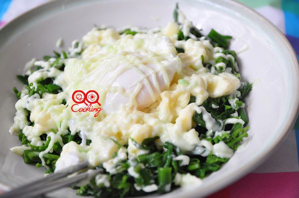 最後在於塑膠帶尖端剪開一個小小洞，將芥茉沙拉醬擠在食材上層