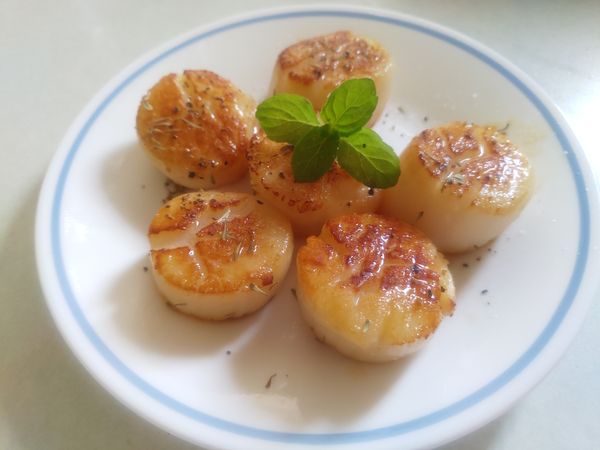 🥰通常這種生食級干貝，就有點像煎牛排的方式，入鍋後就不要翻動，大約讓它煎個2～3分鐘再翻面，看到這種漂亮的焦糖色就覺得太迷人～