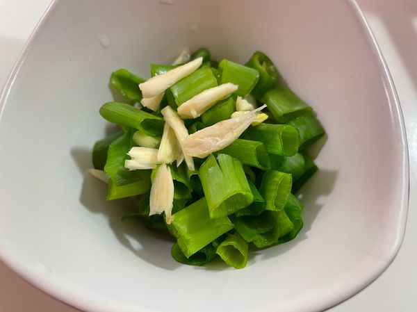 等麵好就備料：蔥蒜辣椒什麼的