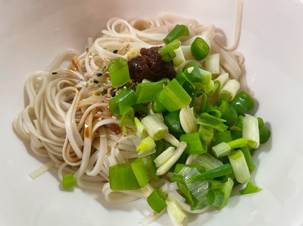 還要加醬油
然後把剛剛的備料扔進去拌一拌就好