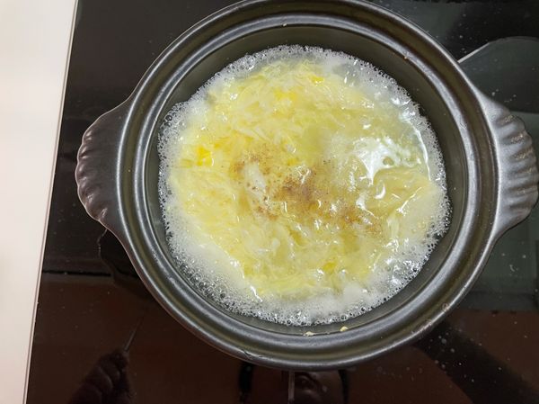 用剛剛的煮麵水來煮蛋花湯
撒上胡椒跟剛剛的少許蔥就好了
