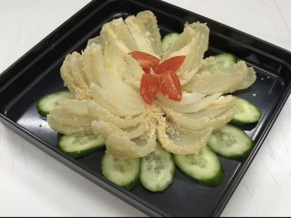 1、把洋蔥切成「米」字型，底部不切斷 
2、洋蔥沾蛋液跟有機莧籽片，放入微波盒
 3、700瓦，最大火，3分鐘
 4、小黃瓜丶小蕃茄切片，擺盤，完成