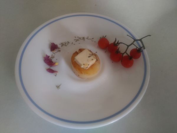 讓干貝像五星級飯店的高級料理，只要把喜歡起司疊上，並增添自家種植美美的番茄串、DIY乾燥的玫瑰花瓣，就會很有feel~