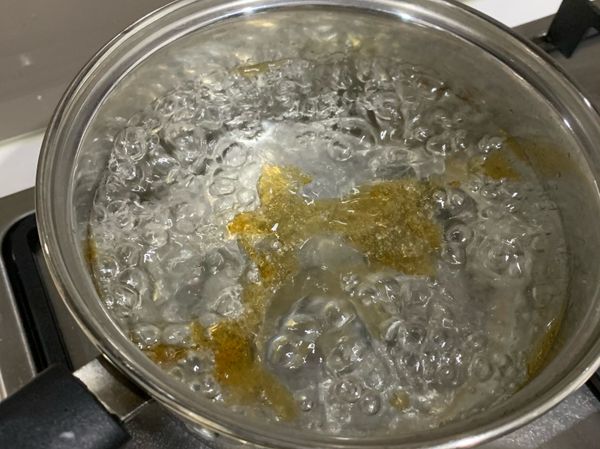 水滾後把香麻油加進去。