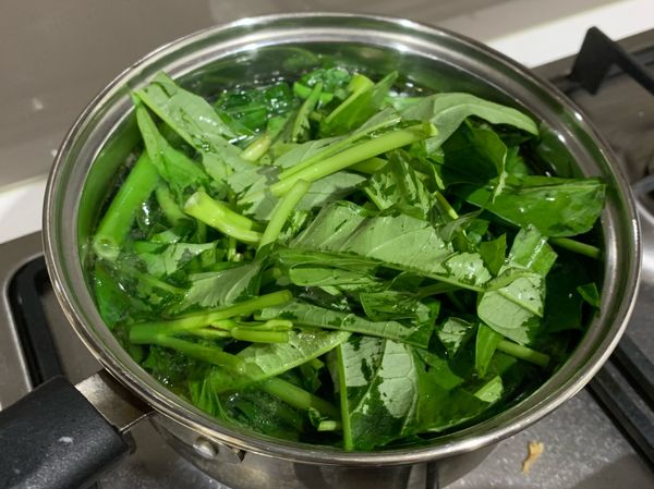 再放空心菜，這邊可以加一點米酒進去防止空心菜黑的快～