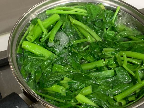 最後等水大滾就可以下一點鹽拌一拌就完成啦！