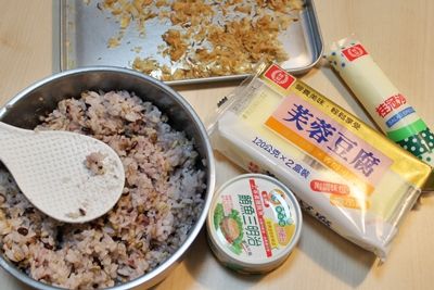 將白米1杯+五穀米1/2杯洗淨加2杯的水，用電子鍋煮熟冷後備用。