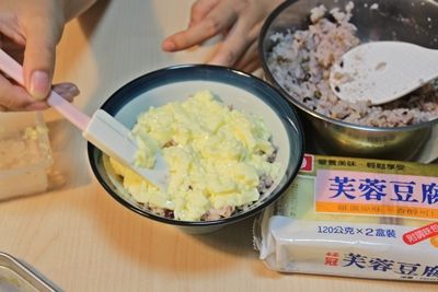 看自己喜好把豆腐攪散，均勻鋪在五穀飯上面。