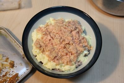 打開鮪魚罐頭，一樣平均倒在桂冠芙蓉豆腐上。