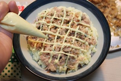 桂冠原味沙拉和少許黃芥末用塑膠袋裝好，前端剪小洞擠在鮪魚表面。