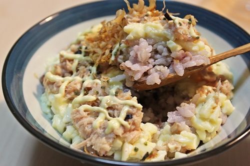 柴魚片可以在烤箱裡烤個1分鐘(也可不烤)，灑在飯最上面，這樣就完成簡單快速的鮪魚豆腐拌飯了！