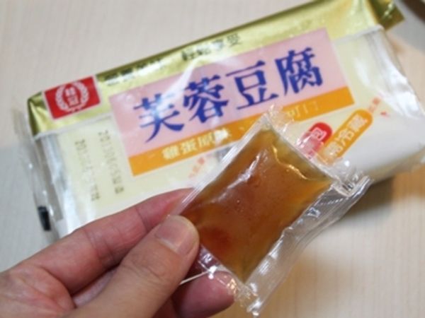 另外取桂冠芙蓉豆腐包裝附的昆布柴魚調味包，加上熱水切個蔥花，就是香噴噴的昆布湯喔！