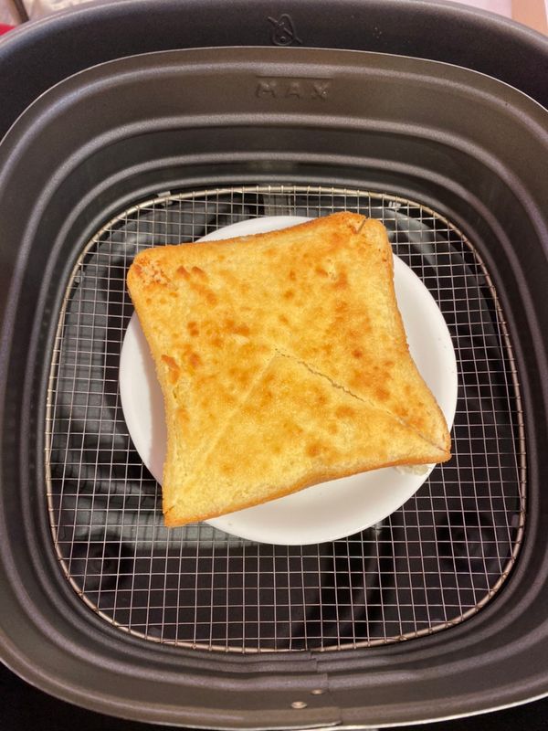 將厚片抹上一層奶酥後，放入氣炸鍋烤180度3分鐘即可享用！