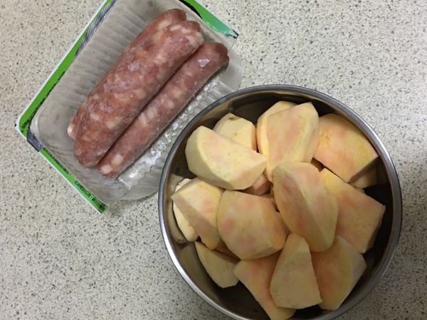 地瓜去皮，切成約2-3公分的滾刀塊。