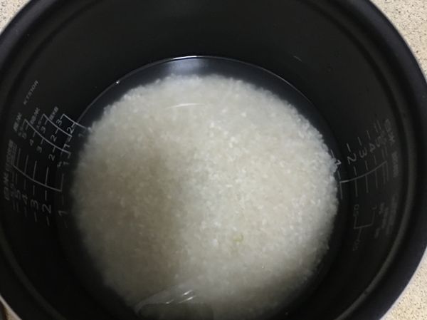 白米洗淨，依照1:1的比例放好水。