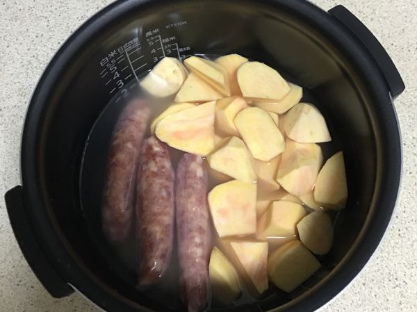 香腸、地瓜塊平鋪在白米上方。