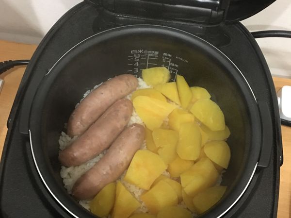 用電鍋或電子鍋，煮好飯。
