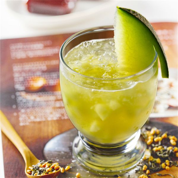 將玄米茶、冰塊、果糖放入果汁機中打成至碎冰，倒入杯中，加入哈密瓜即可。