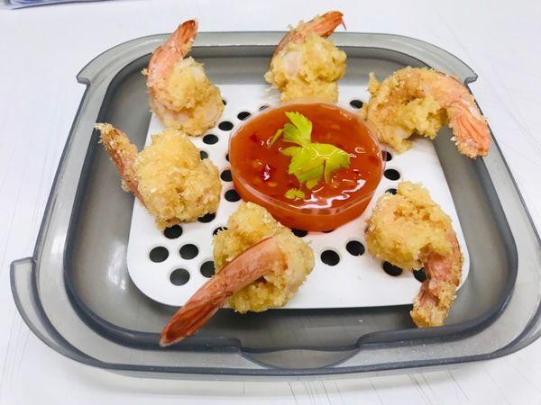 1、蝦子放微波盒，700瓦，最大火，1分鐘，解凍
2、打蛋，少許胡椒粉調味，攪拌
3、蝦子取出，沾蛋液、有機莧籽片
4、700瓦，最大火，3分鐘，完成